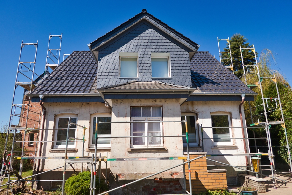 Old,Single family,House,With,Scaffolding,Is,Being,Renovated